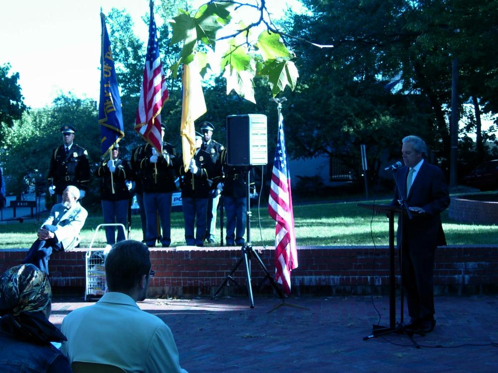 Speaker and service members at ceremony